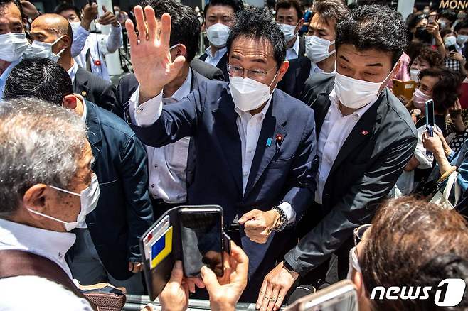 기시다 후미오 일본 총리가 24일 요코하마시 요코하마역 앞에서 아사오 게이치로 자민당 후보의 유세를 돕고 있다. © AFP=뉴스1