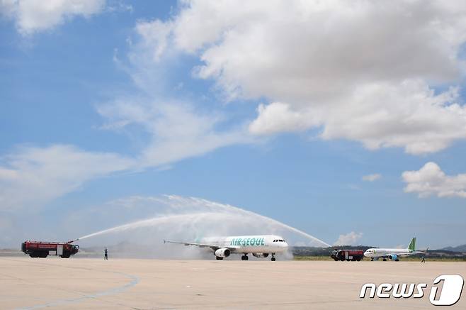 나트랑 깜라인공항에 도착한 에어서울 항공기가 물대포를 맞고 있다(에어서울 제공) © 뉴스1