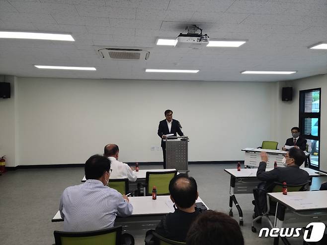 김기웅 서천군수 당선인이 24일 인수위 사무실에서 '금강 해수유통' 문제에 대해 설명하고 있다.© 뉴스1