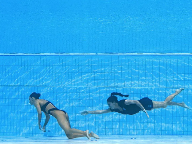 미국 여자 수영발레 선수 아니타 알바레즈(왼쪽)가 22일(현지시간) 헝가리 부다페스트에서 열린 세계수영선수권대회에서 경기 후 의식을 잃자 코치가 구조하고 있다. 출처 | 게티이미지
