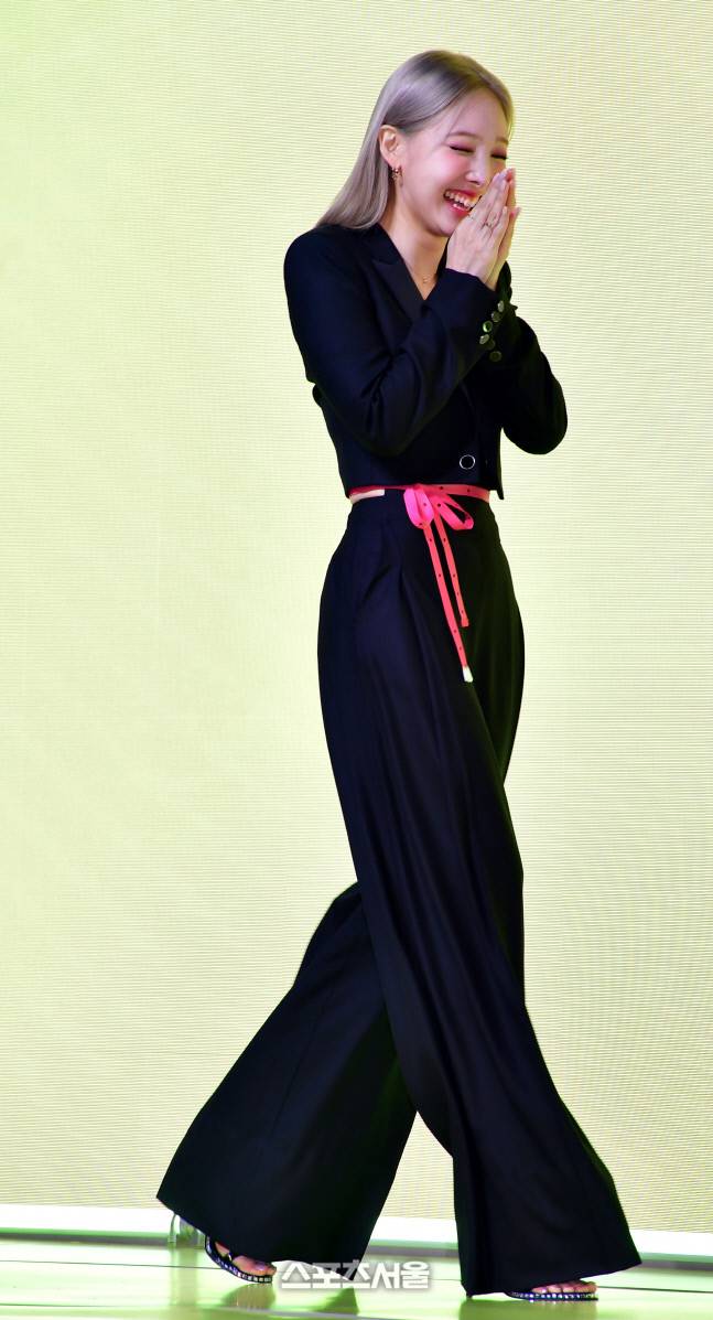 트와이스 나연이 24일 첫 솔로앨범 ‘IM NAYEON’을 발표하며 솔로 아티스로 전격 데뷔했다.나연은 여의도 페어몬트 앰버서더에서 기자간단회를 열어 솔로앨범 ‘IM NAYEON’과 타이틀곡 ‘POP!’등 7곡을 공개하며 자신감 넘치는 무대를 선보였다.2022.6.23.여의도 | 강영조기자kanjo@sportsseoul.com