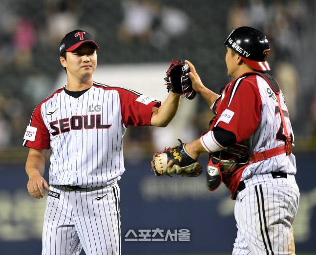 LG 고우석이 지난 12일 잠실야구장에서 열린 KBO리그 두산과 경기 후 유강남과 하이파이브를 하며 승리를 자축하고 있다. 잠실 | 최승섭기자 thunder@sportsseoul.com