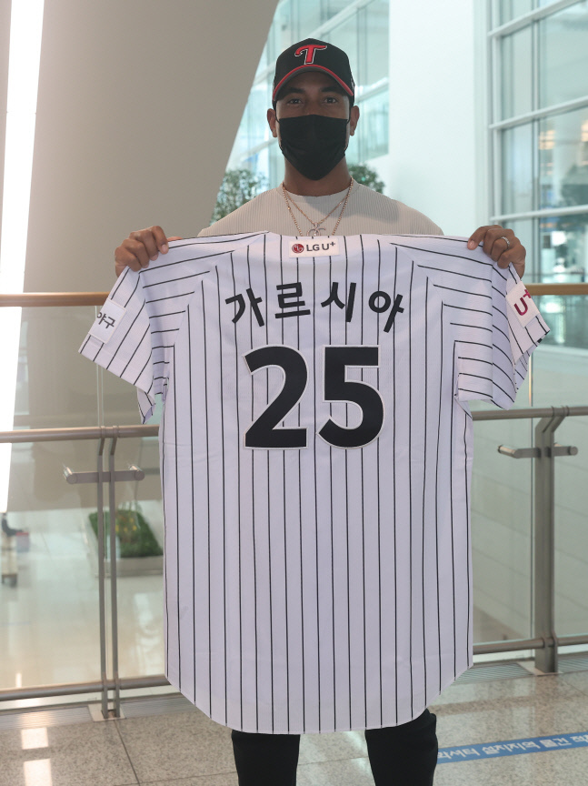 LG 새 외국인야수 로벨 가르시아가 24일 인천공항에 입국해 인사하고 있다. 제공 | LG 트윈스