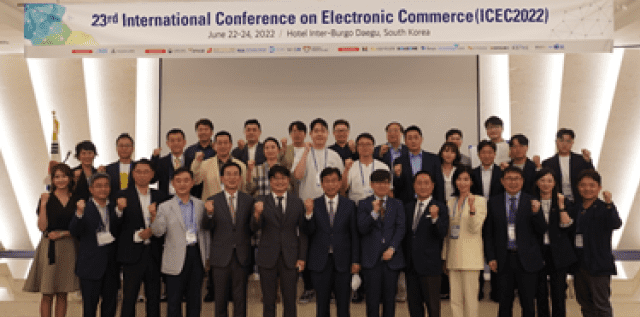 24일 막을 내린 '국제전자상거래컨퍼런스 ICEC 2022' 주요 참석자들이 파이팅을 외치고 있다.