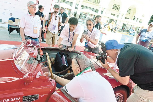 세계 각지에서 온 참가자들은 모두 클래식카 애호가들인 만큼 역사적인 차들에 관심이 높다.