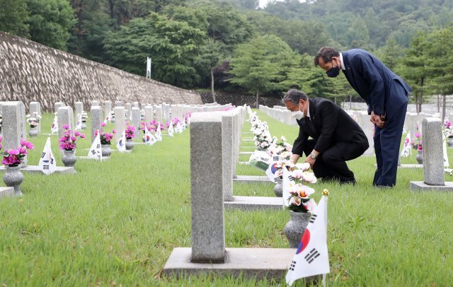 6.25 전쟁 발발 72주년을 하루 앞둔 24일 서울 동작구 국립서울현충원 6.25 전사자 묘역에서 유가족이 헌화를 하고 있다.