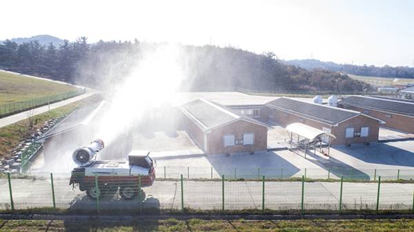 전주시 농촌진흥청 국립축산과학원에서 방역차량이 계사 주변을 소독하고 있다. (사진=농촌진흥청)