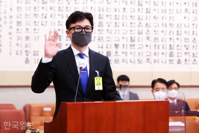 한동훈 법무부 장관이 지난달 9일 서울 여의도 국회에서 열린 인사청문회에 출석해 선서를 하고 있다. 오대근 기자