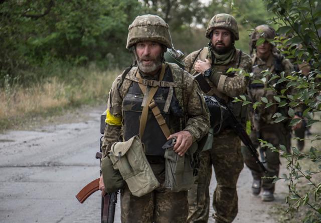 19일 우크라이나 루한스크주 세베로도네츠크에서 우크라이나 병사들이 이동하고 있다. 세베로도네츠크=EPA 연합뉴스