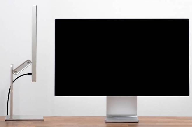 27형 스튜디오 디스플레이, 스탠드는 기본 제공이 아닌 기울기 및 높이 조절을 지원하는 상위 버전 스탠드다. 출처=IT동아