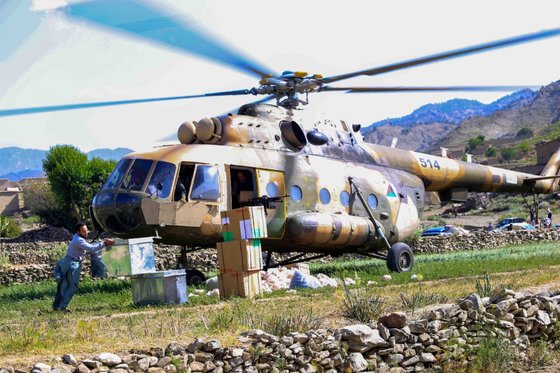 24일(현지시간) 지진 피해를 입은 아프가니스탄 팍티아 주의 가야족 마을을 방문한 아프가니스탄 장관이 가져온 약품과 기타 물품을 자원봉사자들이 운반하고 있다. [EPA 연합]