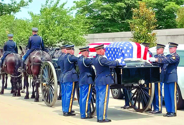 윌리엄 웨버 미국 예비역 육군 대령의 운구 행렬이 22일(현지시간) 버지니아주 알링턴 국립묘지에서 의장대의 인도로 안장식장으로 향할 채비를 하고 있다. 연합뉴스
