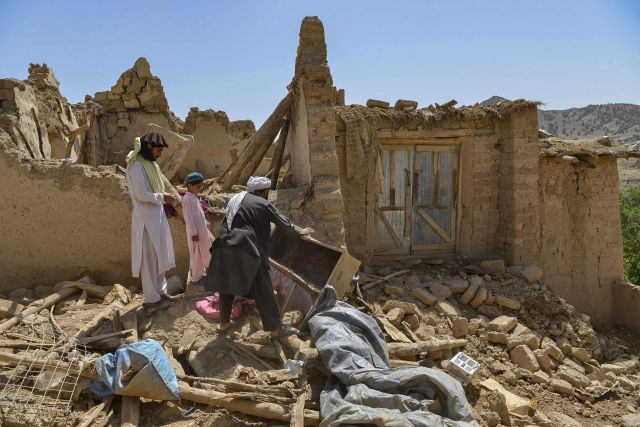 아프가니스탄 파크티카주 버말에서 23일(현지시간) 주민들이 지진으로 무너진 건물의 잔해를 맨손으로 치우고 있다. AFP연합뉴스