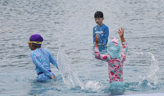 어린이들이 24일 오후 서울 여의도 한강공원 야외수영장에서 물장구를 치고 있다. 뉴시스