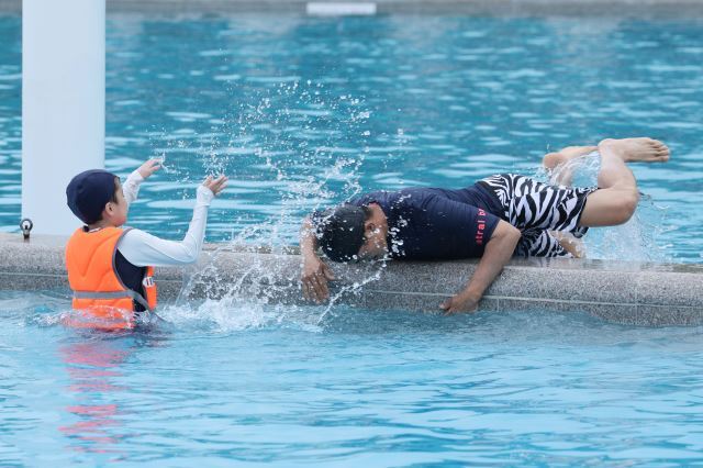 서울 광진구 뚝섬 한강공원 수영장에서 24일 시민들이 물놀이를 하고 있다. 연합뉴스