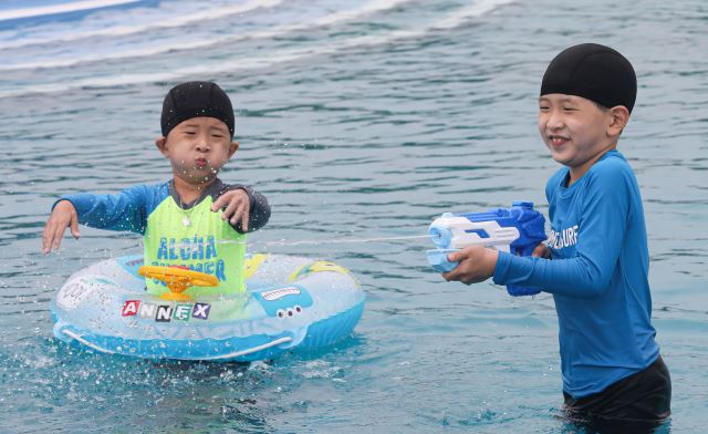 어린이들이 24일 오후 서울 여의도 한강공원 야외수영장에서 물총놀이를 하고 있다. 뉴시스