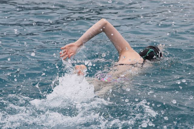 서울 여의도 한강공원 야외수영장에서 24일 시민이 수영을 하고 있다. 뉴시스
