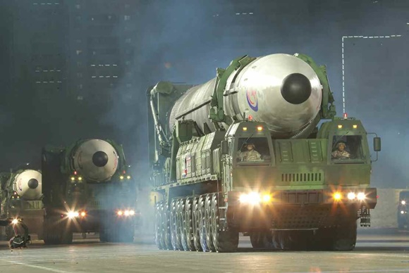 북한 ICBM '화성-17형'이 지난 5월 조선인민혁명군 창건 90주년 경축 열병식에서 모습을 드러냈다. /사진=뉴스1