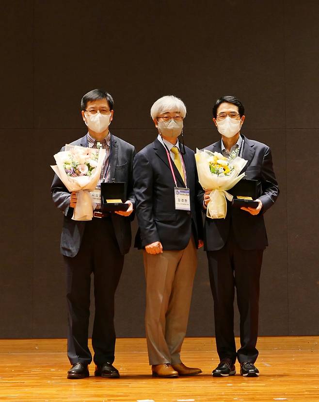 김남균(왼쪽) 부원장이 '자랑스런 전기전자재료인상'을 수상하고 있는 모습.[한국전기연구원 제공]
