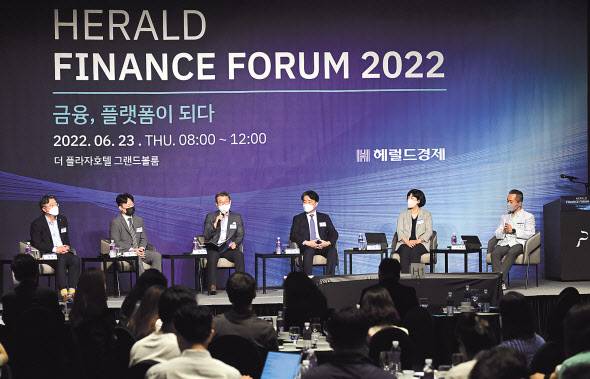 23일 서울 중구 소공동 더 플라자호텔에서 열린 ‘헤럴드 금융포럼 2022’에서 조영서(왼쪽부터) KB금융지주 CDPO, 홍민택 토스뱅크 대표 , 김용진 서강대학교 경영학 교수, 이형주 금융위원회 금융산업국장, 김명희 신한금융지주 CDO, 서래호 네이버파이낸셜 책임리더 등이 패널로 참석해 ‘전통금융의 플랫폼 변화’를 주제로 토론을 진행하고 있다. 박해묵 기자