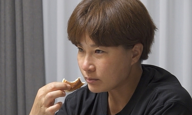 Pak Se-ri shows Lychee Sister classOn MBCs I Live Alone (hereinafter referred to as I Live Alone), which will be broadcast on June 24, Pak Se-ris pilgrimage to bread will be unveiled.On this day, Pak Se-ri boasts a full presence by receiving the neighborhood perfectly in a day of Seongsu-dong tour.Seongsu-dong, where Pak Se-ri moved, is a collection of cafe streets and hipster hot spots, and is said to be perfect for showing off the scale of Lychee Sister.Pak Se-ri is impressed by the three-car pilgrimage to bread, and she goes shopping so much that she doubts whether the reason she moved to Seongsu-dong is because of the bakery.But as it is a hot place, it is focused on whether he can hold the bread he wants safely in his hand, in a situation where he has to face fast out of stock.Especially, the order of Pak Se-ri, Please give me everything from here to there, reminds me of the chaebol protagonist (?) in the drama and makes me laugh.If you are curious about each taste and type, the pilgrimage to the big hand bread like the large side that you see once conveys the satisfaction and laughter of the proxy.In addition, whenever Pak Se-ri contains bread, Jun Hyun-moo, Park Na-rae, and Koonst, the news left code, are already raising expectations about what kind of drama they will react to.