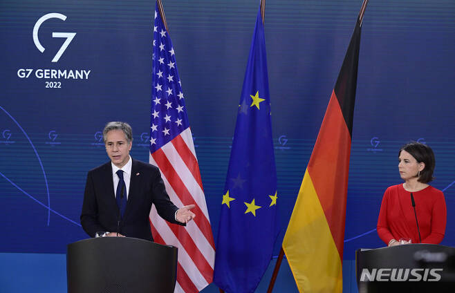 [베를린=AP/뉴시스]안나레나 배어복(오른쪽) 독일 외무장관과 토니 블링컨 미국 국무장관이 24일 독일 베를린에서 회담을 마친 뒤 공동 기자회견을 열고 있다. 2022.06.24.photo@newsis.com