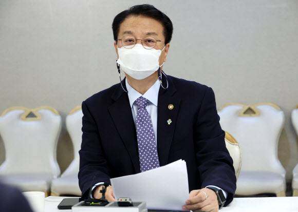 방기선 기획재정부 1차관이 24일 정부서울청사에서 열린 제1차 비상경제차관회의를 주재하고 있다.연합뉴스