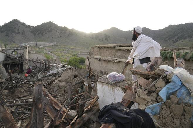 지진으로 파괴된 집과 마을을 지켜보는 가얀 마을 주민. 사진=AP 연합뉴스