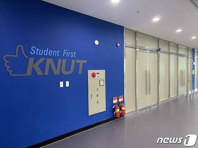 25일 국립 한국교통대학교가 학교 구성원 의견 수렴 없이 명예총장실을 만들어 논란이다. 최근 리모델링한 도서관 3층 명예총장실 겸 VIP실.2022.6.25/© 뉴스1