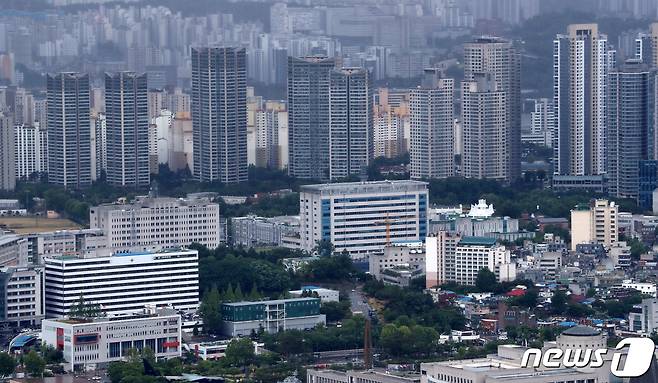 서울 남산에서 바라본 용산 대통령 집무실과 인근 아파트단지. © News1 박세연 기자