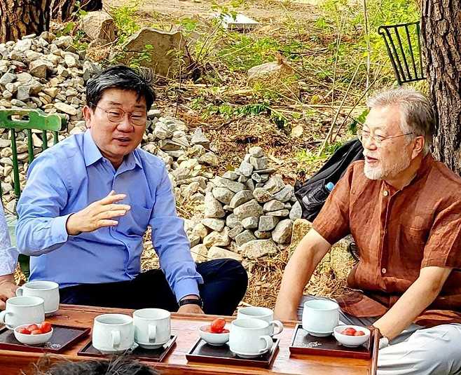 지난 19일 경남 양산 평산마을 문재인 전 대통령 사저를 찾아 문 전 대통령과 이야기를 나누고 있는 전해철 더불어민주당 의원. (SNS 갈무리) © 뉴스1