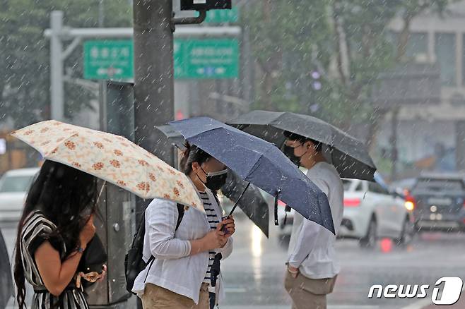 전국적으로 장마가 시작된 23일 서울 종로1가 사거리에서 시민들이 우산을 쓴 채 걷고 있다. 2022.6.23/뉴스1 © News1 조태형 기자