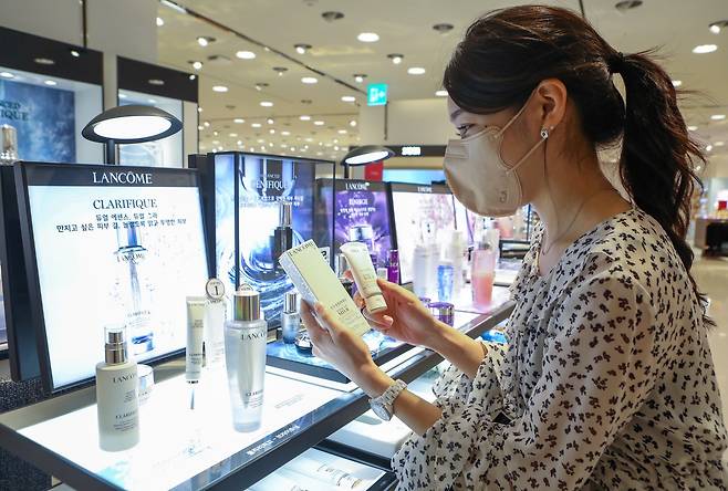 롯데백화점 내 랑콤 매장에서 고객이 제품을 살펴보고 있다.(롯데백화점 제공) © 뉴스1