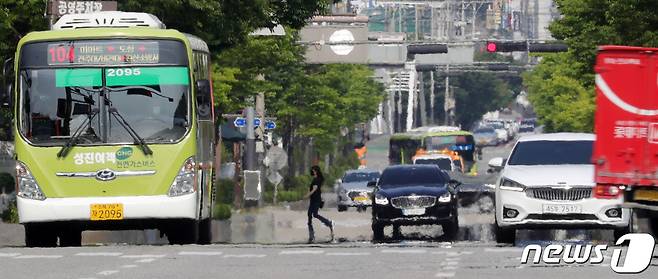 폭염 주의보가 발효된 전북 전주시 효자동 도로에서 지열로 인한 아지랑이가 피어오르고 있다./뉴스1 © News1 유경석 기자