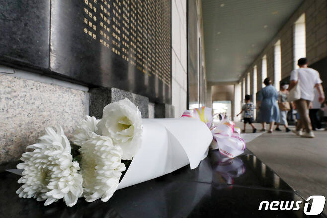 6·25 전쟁 제72주년을 맞은 25일 서울 용산구 전쟁기념관 국군 참전용사비 앞에 국화 한 다발이 놓여 있다. 2022.6.25/뉴스1 © News1 민경석 기자