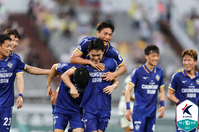 아산 최범경(가운데 아래)이 25일 안산전에서 쐐기골을 터뜨린 뒤 동료들의 축하를 받고 있다. 제공 | 한국프로축구연맹