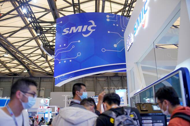 중국 최대 반도체 전시회인 인터내셔널IC차이나(IIC) 2020에 마련된 중국 1위 파운드리(반도체 위탁생산) 기업 SMIC 부스. 올 1분기 파운드리 시장에서 SMIC는 5.6%의 점유율로 세계 5위에 올랐다./로이터 연합뉴스