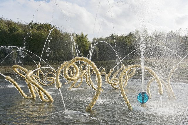 장 미셸 오토니엘, 베르사유 정원 내 물의 극장에 설치된 아름다운 춤, 2015, 출처: 위키피디아