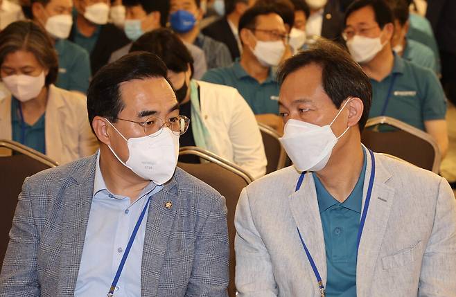 더불어민주당 우상호 비상대책위원장(오른쪽)과 박홍근 원내대표가 24일 오전 충남 예산군 덕산리솜리조트에서 열린 \