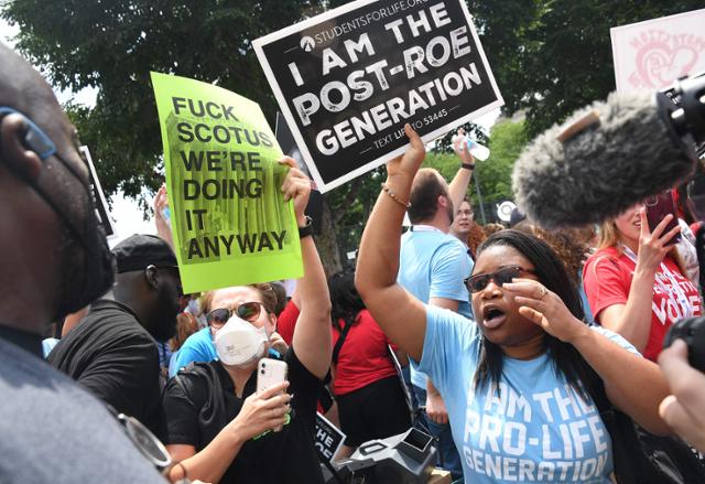 24일 미국 워싱턴에서 낙태 옹호 단체와 반대 단체가 충돌하고 있다. 워싱턴=AFP 연합뉴스