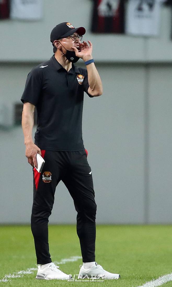 하나원큐 K리그1 2022 17라운드 FC서울과 울산현대의 경기가 22일 오후 서울 상암동 서울월드컵경기장에서 열렸다. 전반 안익수 감독이 선수들에게 지시를 하고 있다. 상암=김민규 기자 mgkim1@edaily.co.kr /2022.06.22/