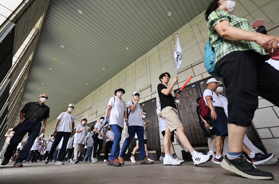 6·25전쟁 72주년인 25일 서울 용산구 전쟁기념관에서 열린 '리버티 워크'(Liberty Walk) 걷기 행사에서 참가자들이 전사자명비 앞을 지나고 있다. 연합뉴스