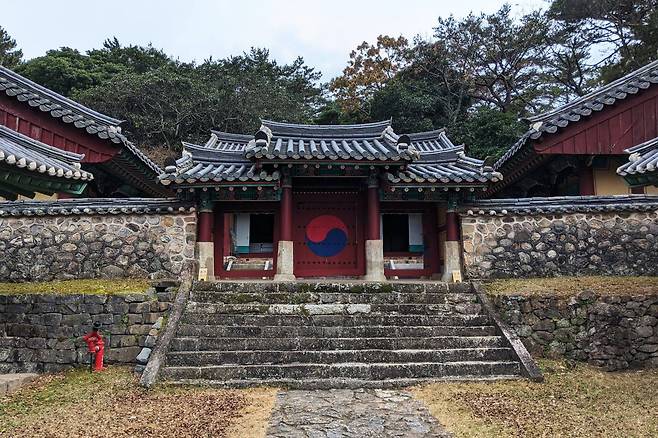 The temple Chungmusa in Gogeum-myeon, Wando County, South Jeolla Province, is a memorial shrine dedicated to Adm. Yi Sun-sin. Photo © Hyungwon Kang