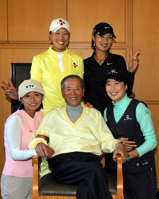 2006년 코오롱하나은행챔피언십에서 이동찬 코오롱 명예회장이 골프선수들과 기념촬영을 하고 있다. 왼쪽부터 김미현, 박세리, 박지은, 안시현 선수