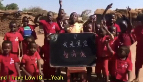 아프리카 : 최근 논란이 된 뤼커 제작의 영상. 말라위 어린이들이 해맑은 얼굴로 인종차별적인 메시지를 읽고 있다. 인터넷 캡처