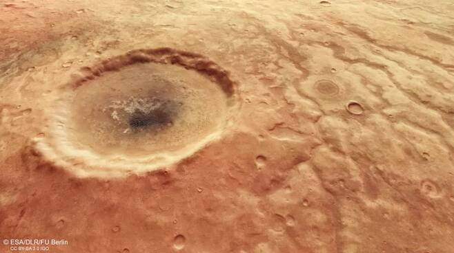 눈동자 모양의 크레이터. 유럽우주국(ESA)의 마스 익스프레스 궤도선이 화성 남반구 고지대 지역인 아오니아 테라에서 이 안구 모양의 크레이터를 촬영했다. 사진=ESA