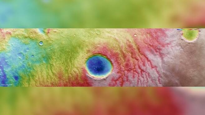 화성의 이오니아 테라의 다채로운 풍경을 보여주는 색상으로 구분된 지형 이미지. 사진=ESA