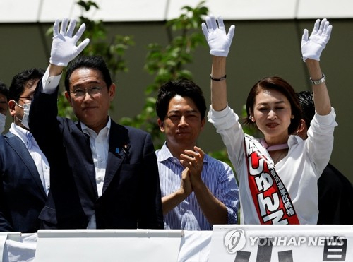 기시다 후미오 일본 총리(왼쪽)가 24일 내달 10일로 예정된 일본 참의원 선거를 앞두고 도쿄 남쪽 가와사키에서 자신이 당 대표로 있는 자민당 후보에 대한 지원 유세를 벌이고 있다. /로이터·연합뉴스