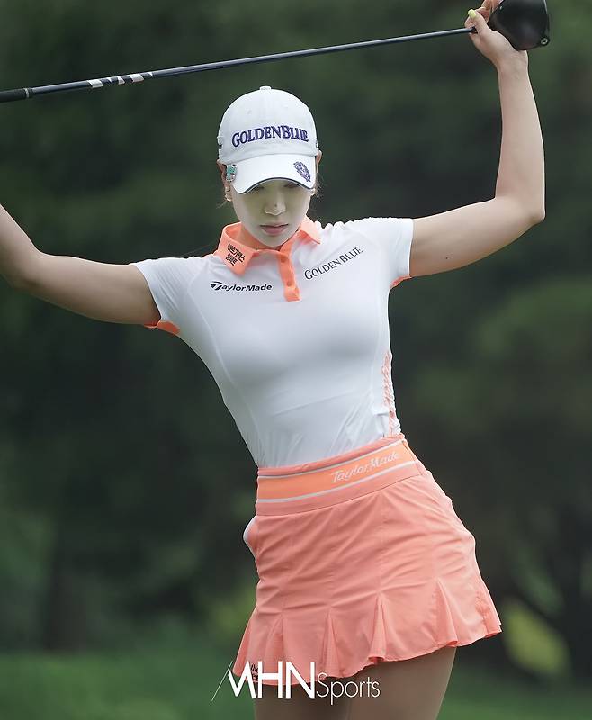 유현주가 1라운드 10번홀에서 티샷을 준비하며 춤을 추는 듯한 모습으로 몸을 풀고 있다. ⓒMHN스포츠 박태성 기자