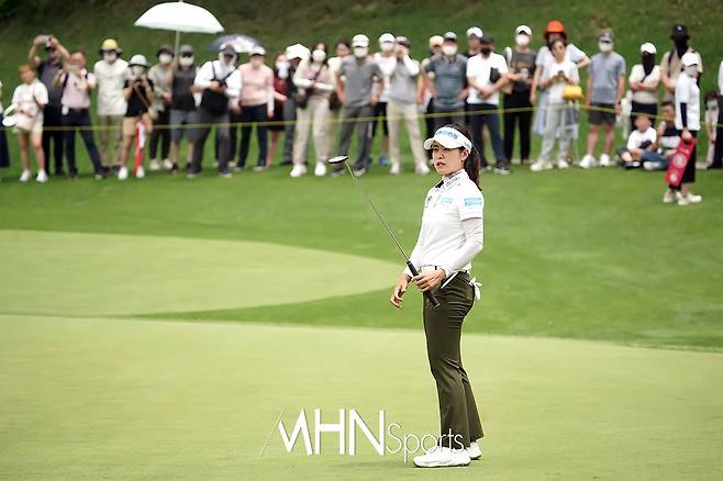 박민지가 수많은 객러리가 지켜보고 있는 가운데 1번홀 그린에서 버디 퍼트를 시도하고 있다. ⓒMHN스포츠 박태성 기자